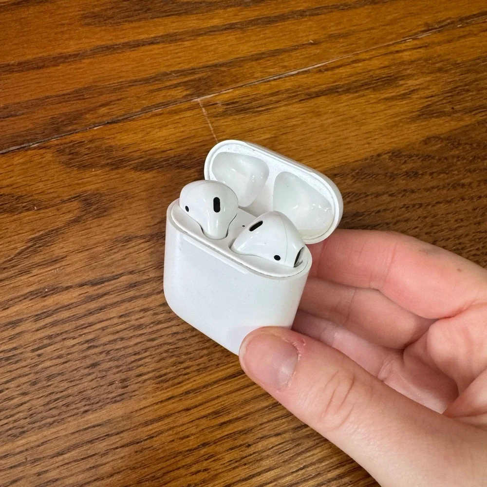 Apple White Wireless Earbuds with Case